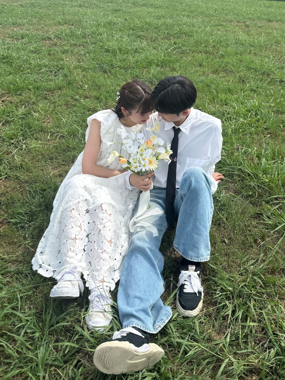 ホワイト系のワンピース/ドレス、ホワイト系のシューズ、ブルー系のキャップを着用したレディースの夏コーディネートの2枚目の写真