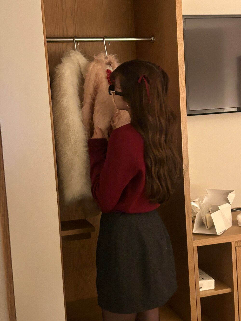 レッド系のカーディガン/ボレロ、グレー系のスカート、ブラック系のローファーを着用したレディースの冬コーディネートの2枚目の写真