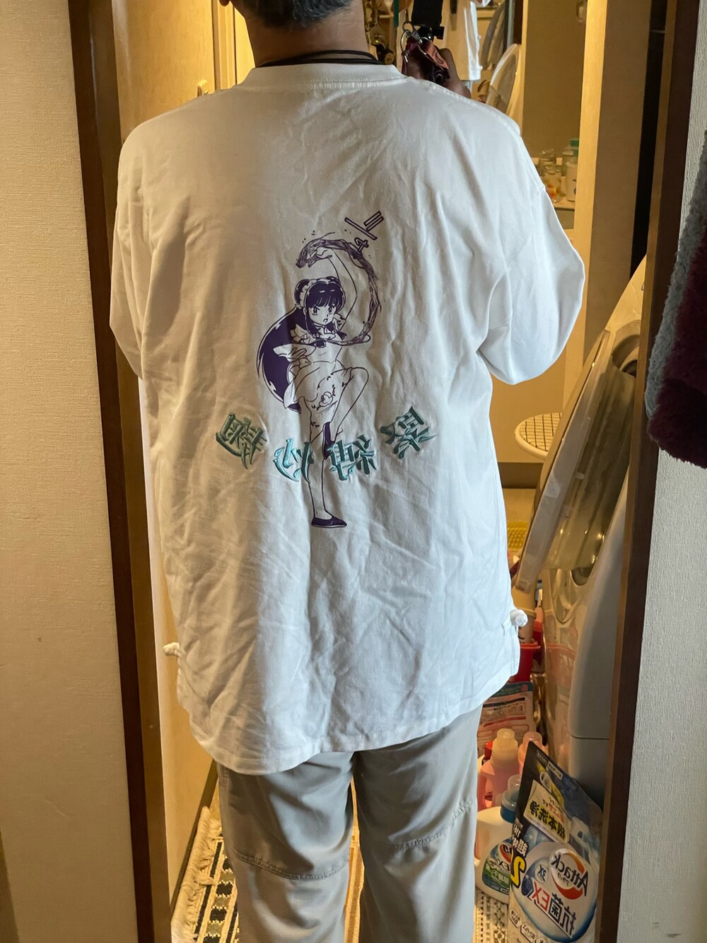 ホワイト系のTシャツ/カットソーを着用したメンズの夏コーディネートの2枚目の写真