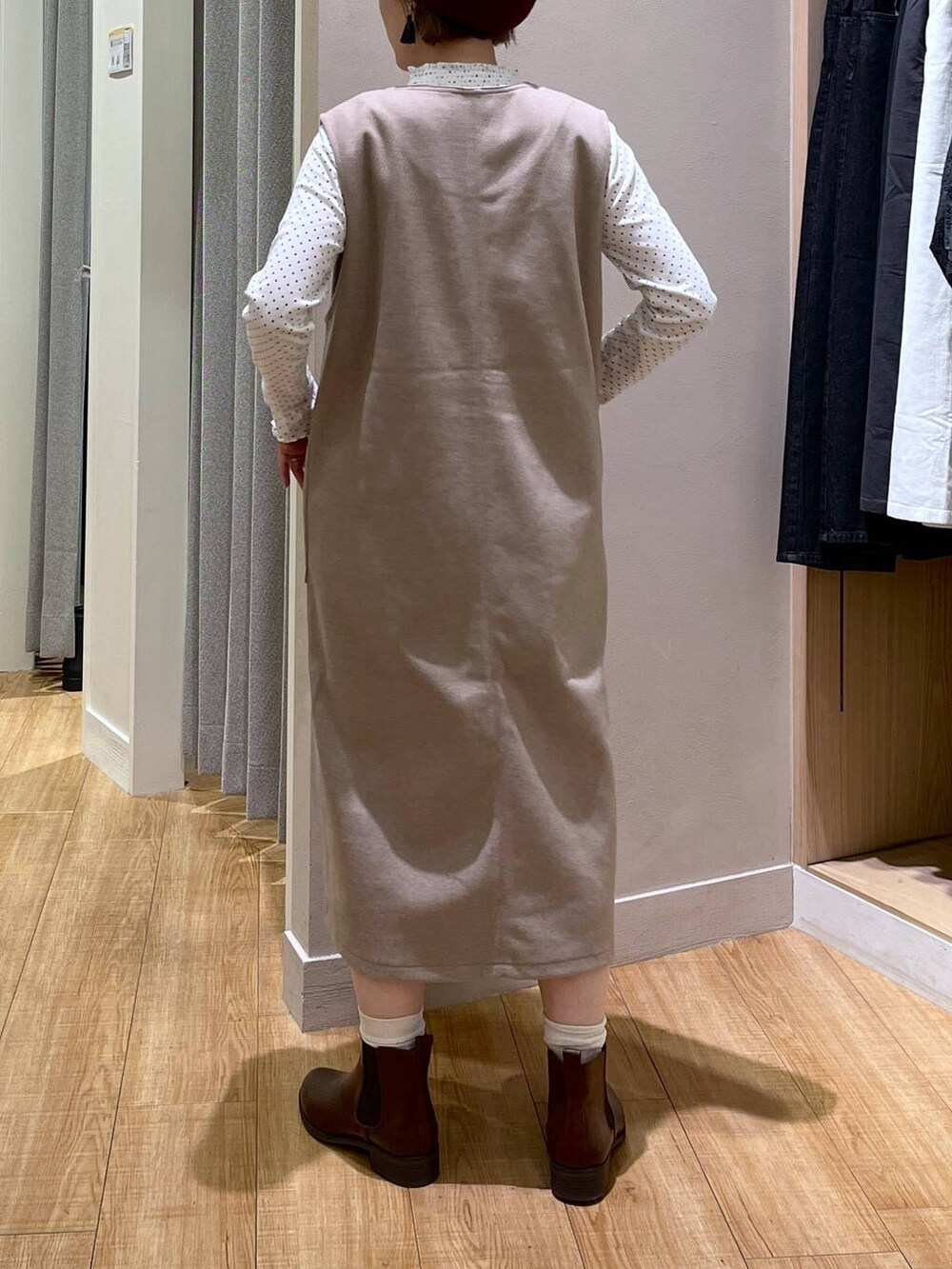 その他のTシャツ/カットソー、ブラウン系のブーツ、グレー系のカーディガン/ボレロを着用したレディースの秋コーディネートの5枚目の写真