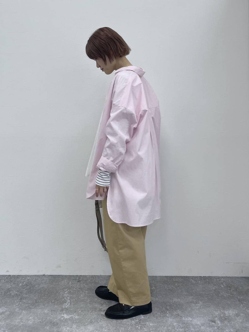 ホワイト系のベスト、ブラック系のローファー、その他のTシャツ/カットソーを着用したレディースの春コーディネートの2枚目の写真