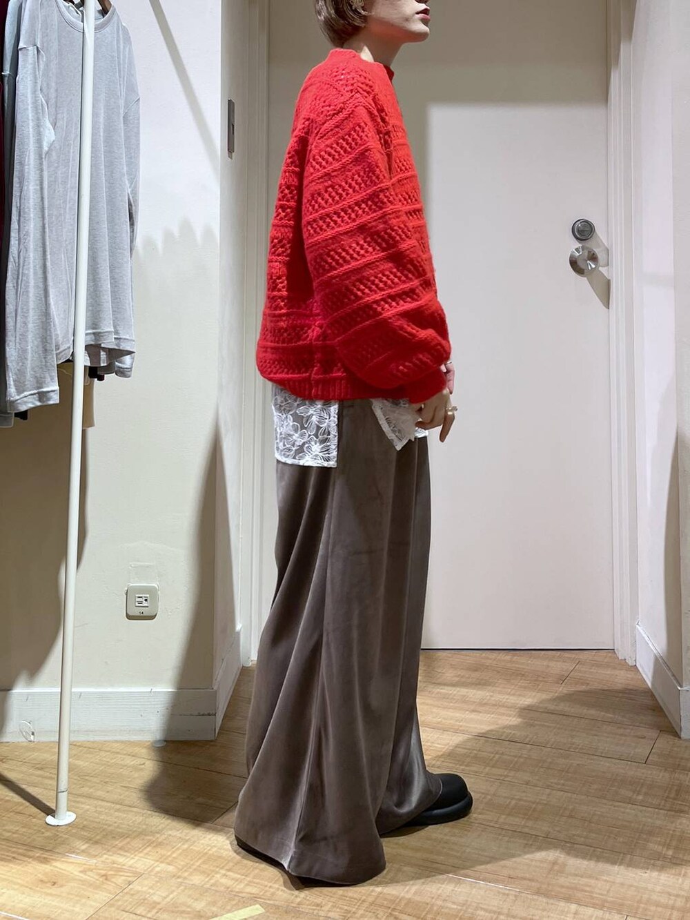 ベージュ系のノーカラーコート、ブラック系のサンダル、ベージュ系のその他パンツを着用したレディースの秋コーディネートの7枚目の写真