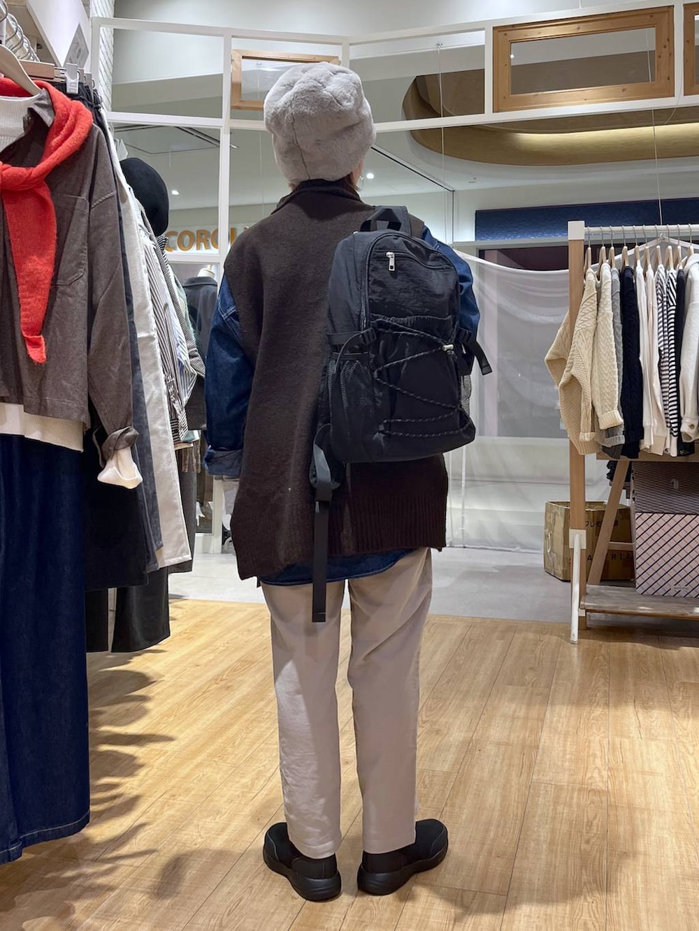 グレー系のその他パンツ、ブルー系のシャツ/ブラウス、ブラック系のブーツを着用したレディースの秋コーディネートの4枚目の写真