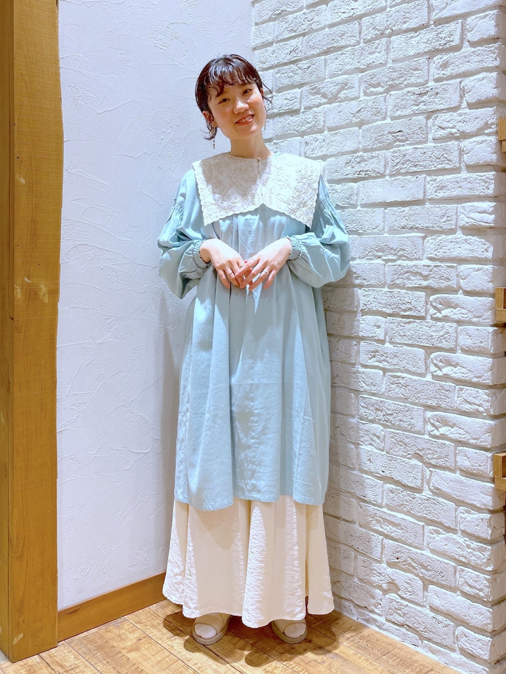 ホワイト系のトップス、ホワイト系のトップス、グリーン系のワンピースを着用したレディースの春コーディネートの2枚目の写真