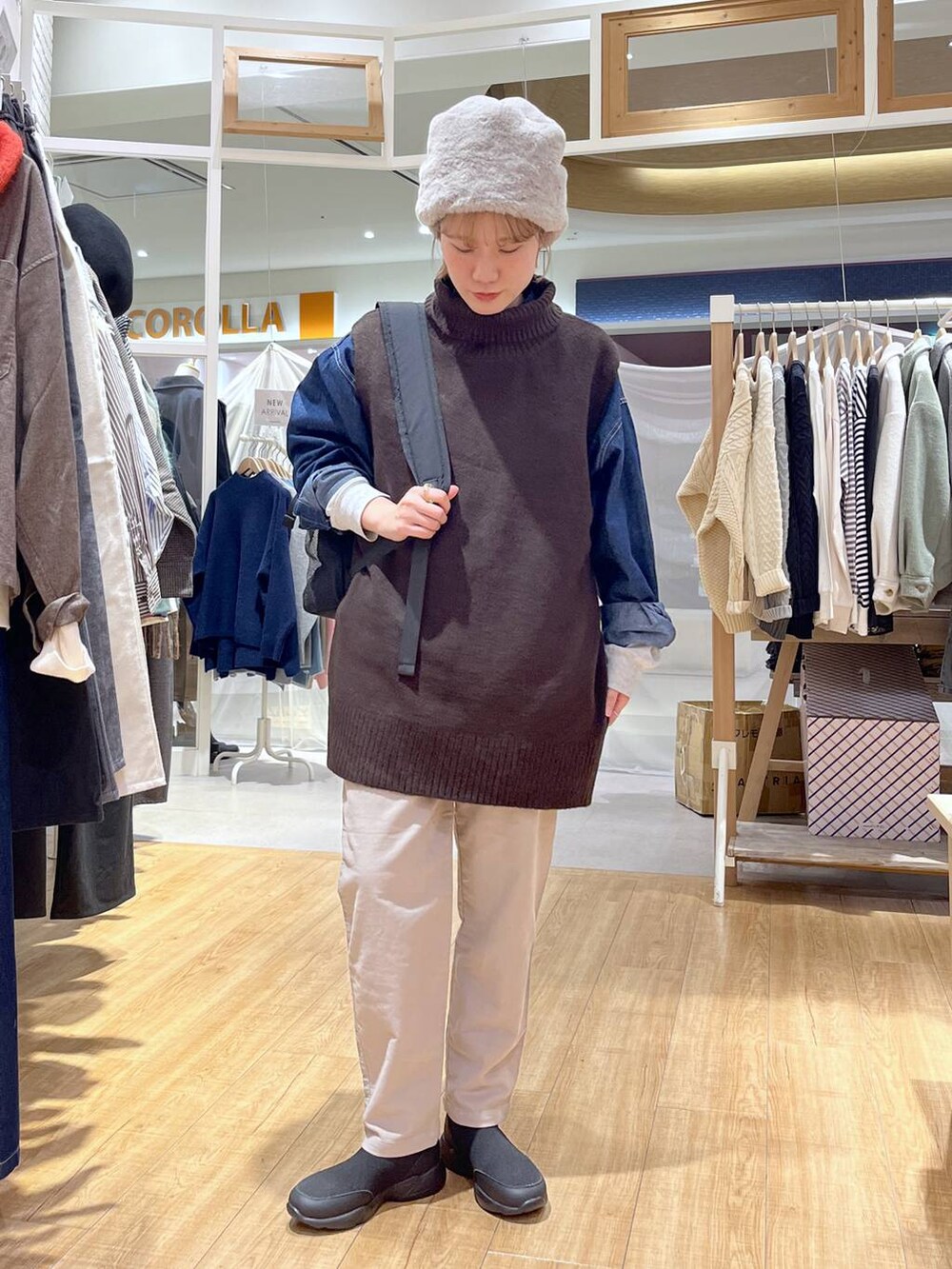 グレー系のその他パンツ、ブルー系のシャツ/ブラウス、ブラック系のブーツを着用したレディースの秋コーディネートの2枚目の写真