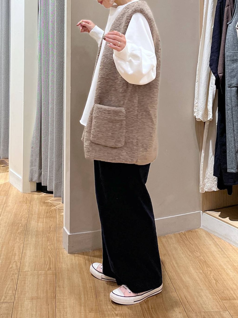 ブルー系のその他パンツ、ベージュ系のベスト、ベージュ系のニットキャップ/ビーニーを着用したレディースの秋コーディネートの2枚目の写真