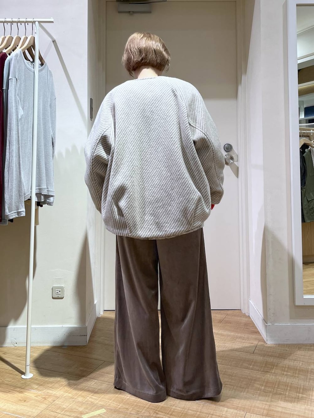 ベージュ系のノーカラーコート、ブラック系のサンダル、ベージュ系のその他パンツを着用したレディースの秋コーディネートの4枚目の写真