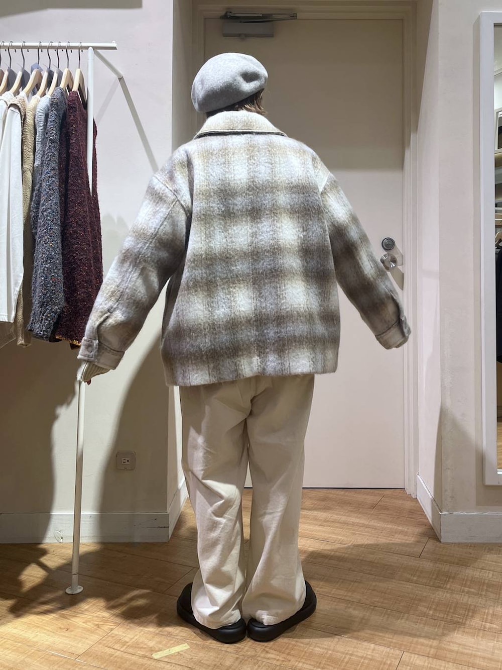 ブラウン系のその他アウター、ベージュ系のその他パンツ、ブラック系のサンダルを着用したレディースの冬コーディネートの3枚目の写真