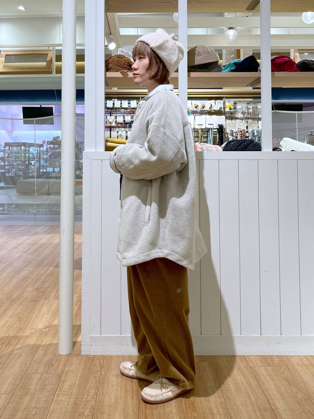 ホワイト系のシャツ/ブラウス、ベージュ系のその他パンツ、ベージュ系のモカシン/デッキシューズを着用したレディースの秋コーディネートの3枚目の写真