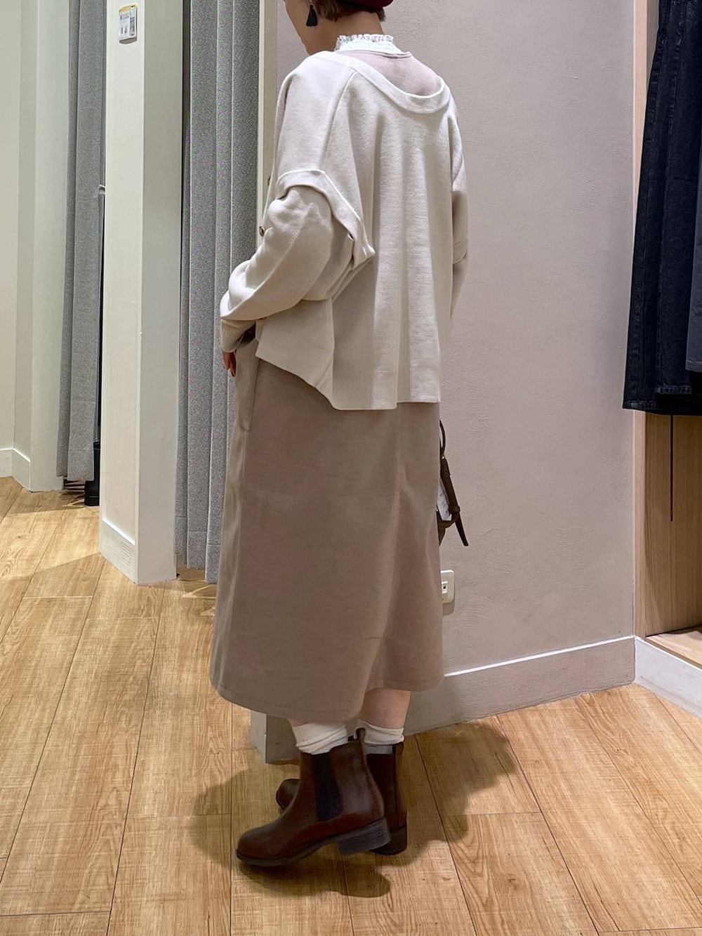 その他のTシャツ/カットソー、ブラウン系のブーツ、グレー系のカーディガン/ボレロを着用したレディースの秋コーディネートの3枚目の写真