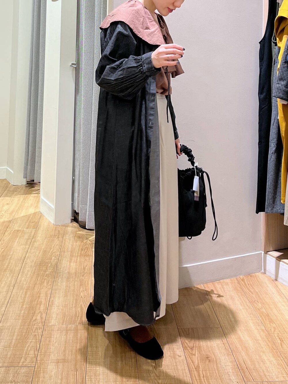 ブラック系のワンピース、イエロー系のシャツ/ブラウス、ベージュ系のその他パンツを着用したレディースの春コーディネートの4枚目の写真