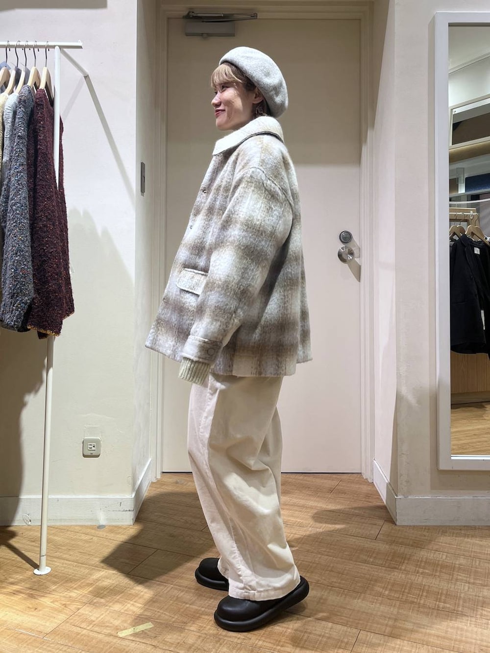 ブラウン系のその他アウター、ベージュ系のその他パンツ、ブラック系のサンダルを着用したレディースの冬コーディネートの2枚目の写真