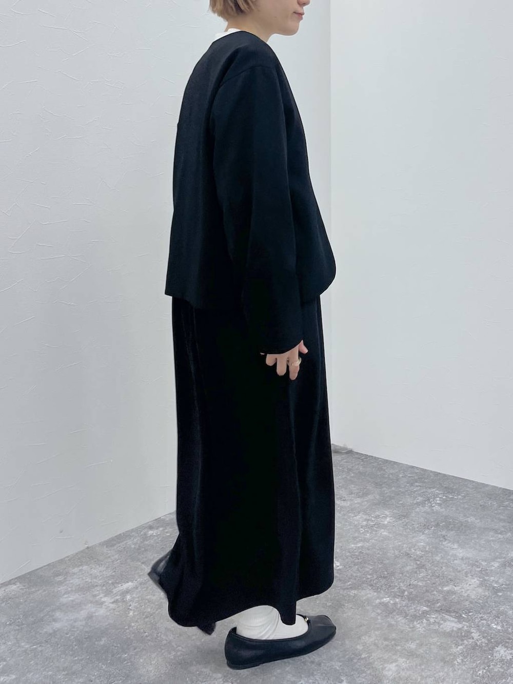 ブラック系のワンピース、ブラック系のスーツセット、ホワイト系のシャツ/ブラウスを着用したレディースの秋コーディネートの2枚目の写真