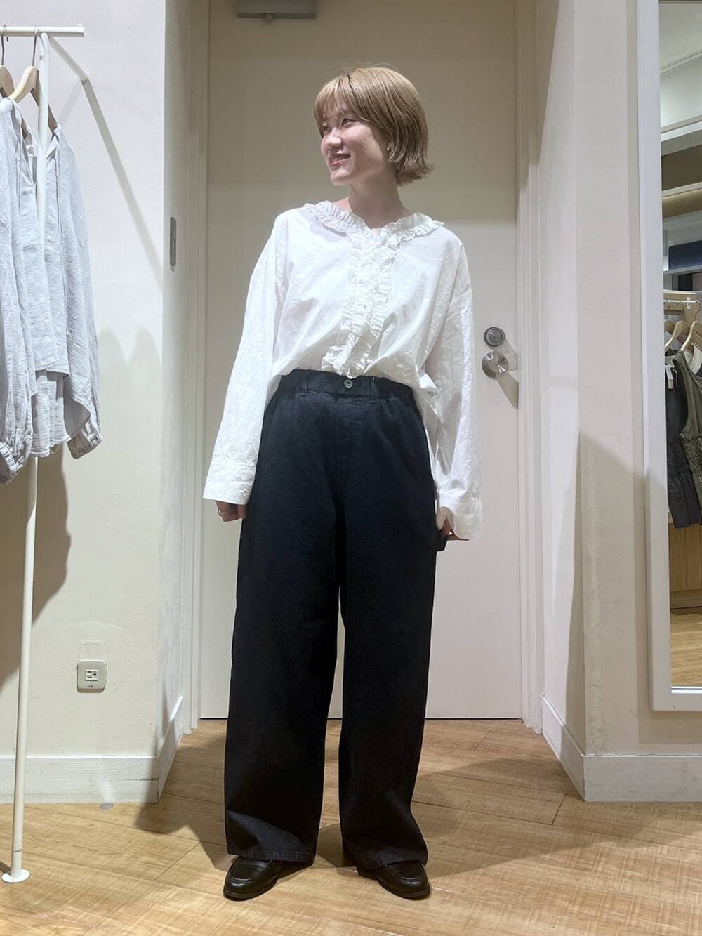 ホワイト系のシャツ/ブラウス、ブラック系のローファー、ブルー系のその他パンツを着用したレディースの春コーディネートの4枚目の写真