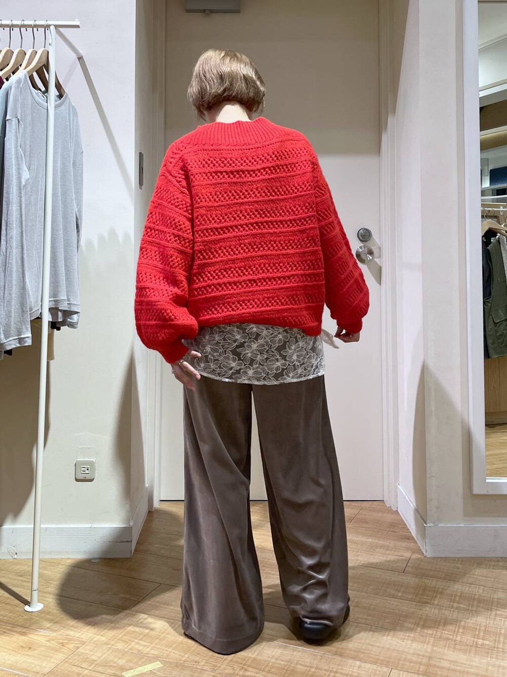 ベージュ系のノーカラーコート、ブラック系のサンダル、ベージュ系のその他パンツを着用したレディースの秋コーディネートの6枚目の写真