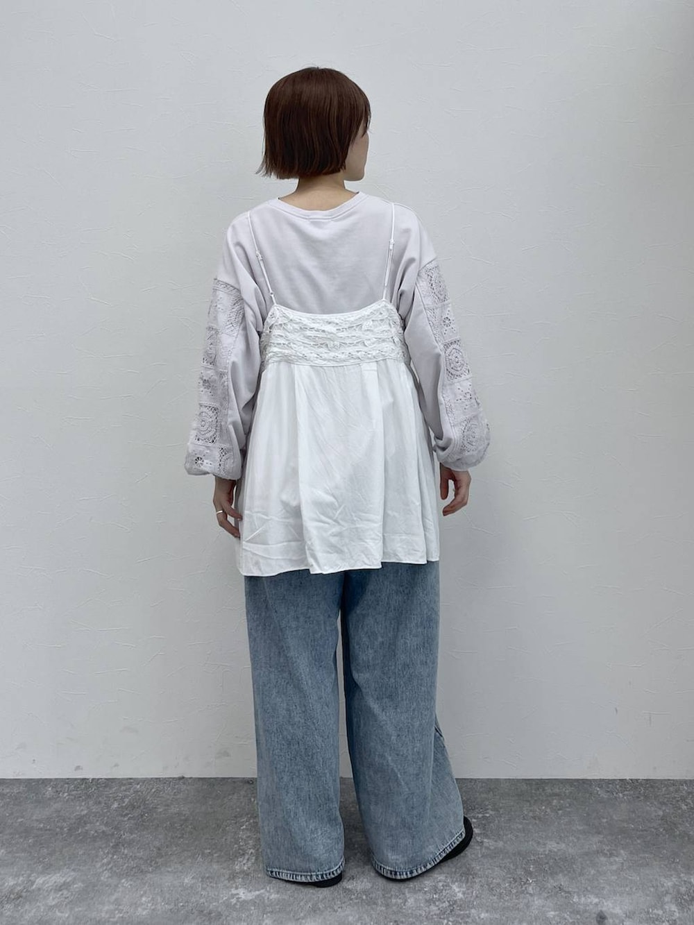 ブルー系のデニムパンツ、ブラック系のローファー、パープル系のTシャツ/カットソーを着用したレディースの春コーディネートの4枚目の写真