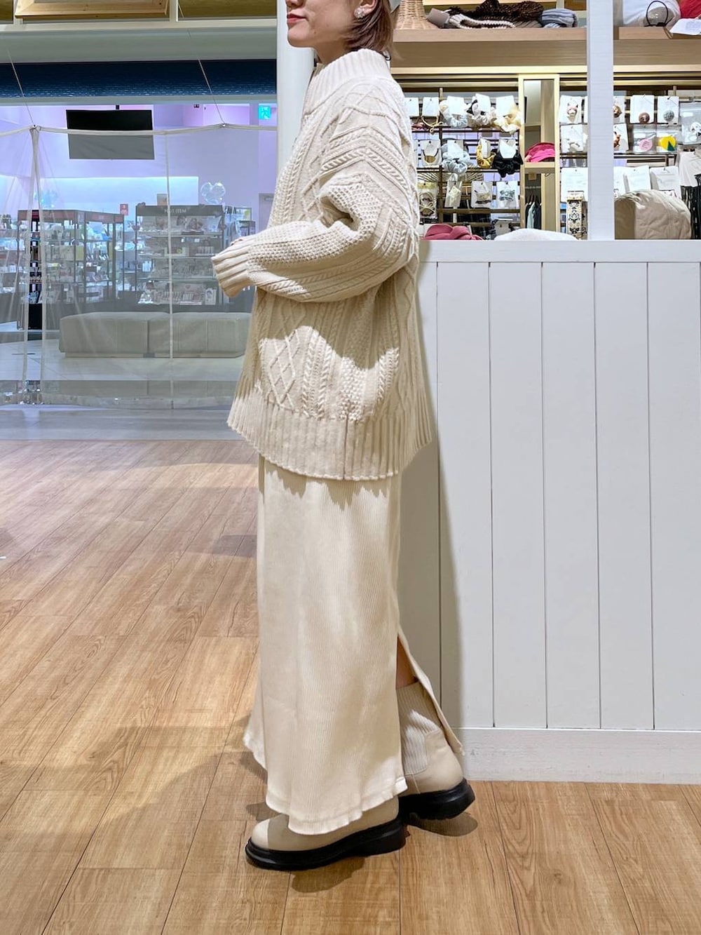 ブルー系のシャツ/ブラウス、ベージュ系のスカート、ベージュ系のショルダーバッグを着用したレディースの秋コーディネートの3枚目の写真