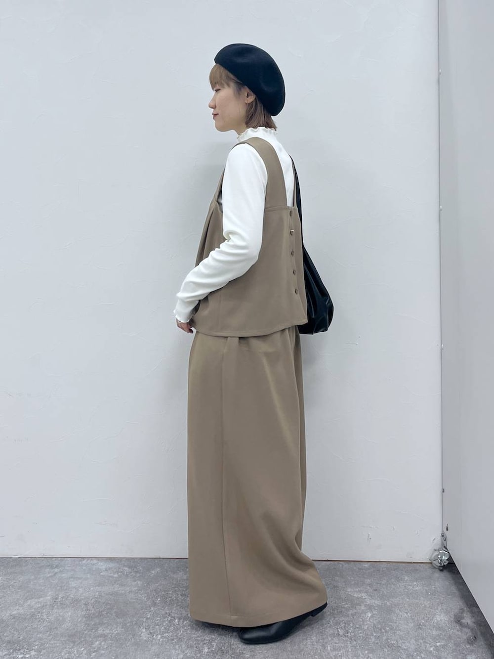 ホワイト系のTシャツ/カットソー、ブラック系のトートバッグ、ブラウン系のセットアップを着用したレディースの冬コーディネートの3枚目の写真