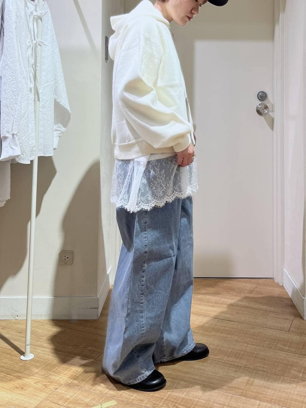 ブルー系のデニムパンツ、ホワイト系のパーカー、ホワイト系のTシャツ/カットソーを着用したレディースの春コーディネートの5枚目の写真