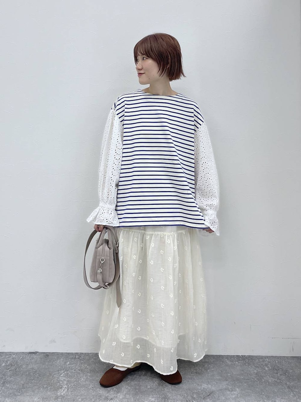 ブラウン系のパンプス、ホワイト系のTシャツ/カットソーを着用したレディースの春コーディネートの2枚目の写真