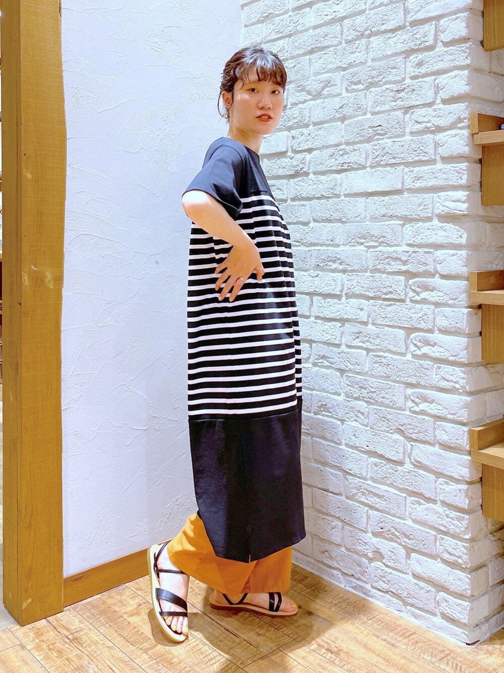 ブラック系のワンピース、イエロー系のその他パンツ、ブラック系のバックパック/リュックを着用したレディースの夏コーディネートの2枚目の写真