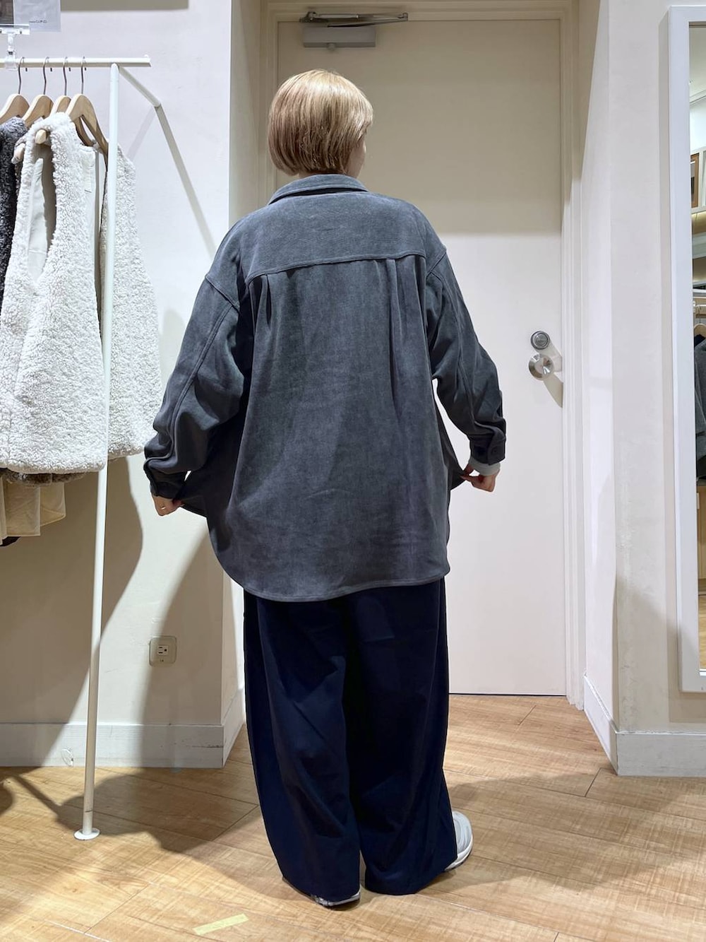 ブルー系のその他パンツ、ホワイト系のスウェット、グリーン系のTシャツ/カットソーを着用したレディースの秋コーディネートの3枚目の写真