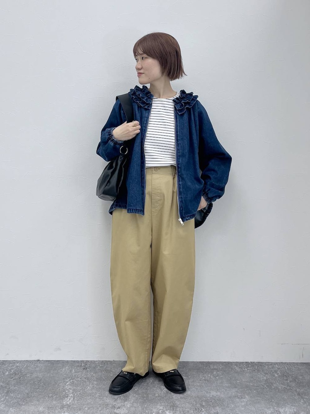 ブルー系のブルゾン、ブラック系のトートバッグ、ブラック系のローファーを着用したレディースの春コーディネートの2枚目の写真