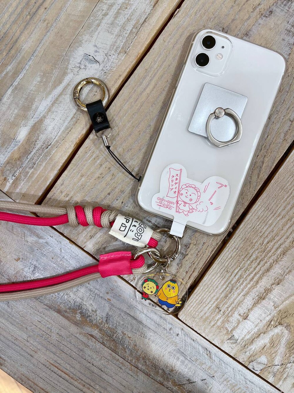 ベージュ系のその他パンツ、イエロー系のニット/セーター、ブラック系のパンプスを着用したレディースの冬コーディネートの2枚目の写真