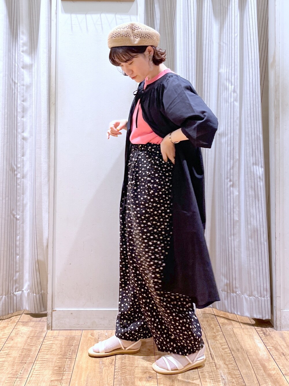 ブラック系のワンピース、ピンク系のTシャツ/カットソー、その他のその他パンツを着用したレディースの夏コーディネートの2枚目の写真