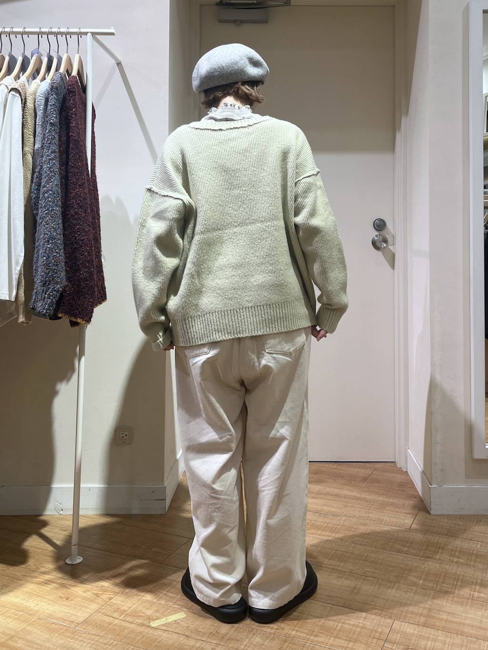 ブラウン系のその他アウター、ベージュ系のその他パンツ、ブラック系のサンダルを着用したレディースの冬コーディネートの6枚目の写真