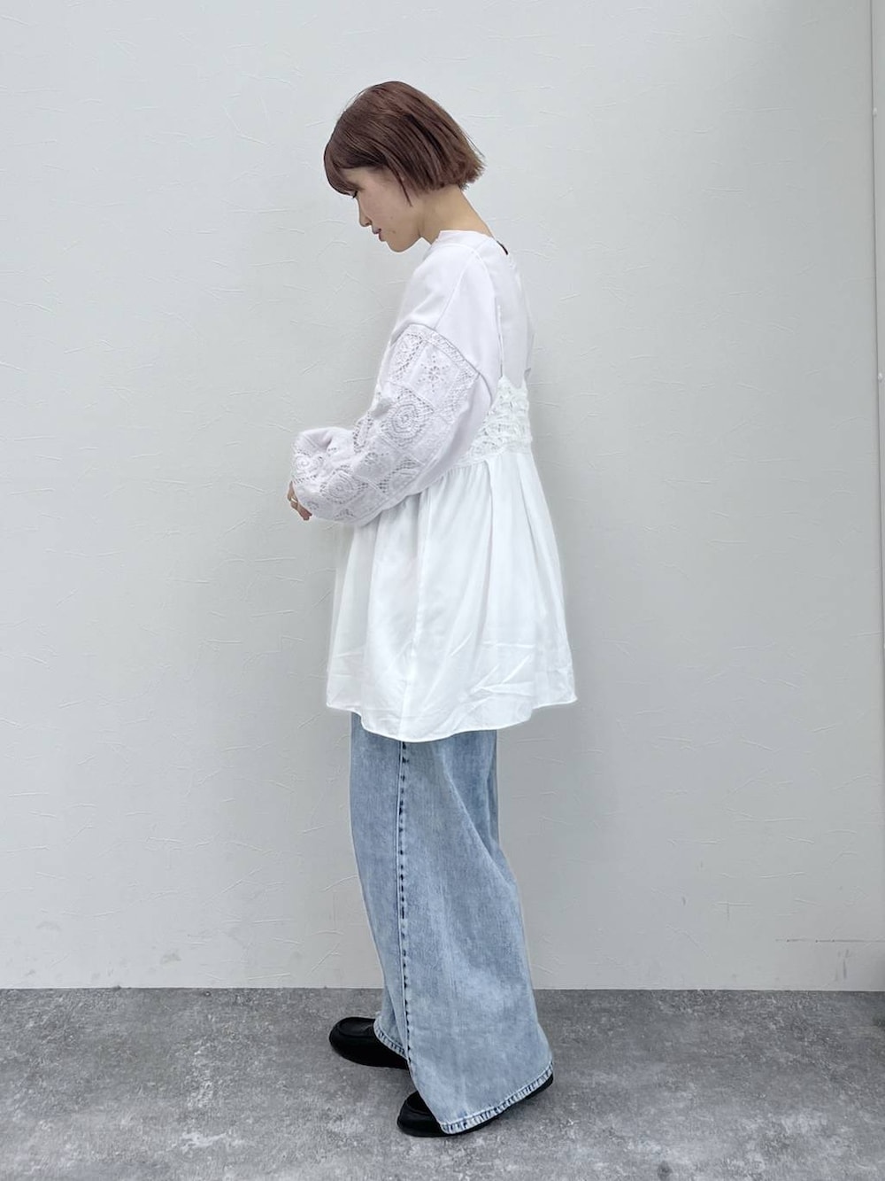 ブルー系のデニムパンツ、ブラック系のローファー、パープル系のTシャツ/カットソーを着用したレディースの春コーディネートの3枚目の写真