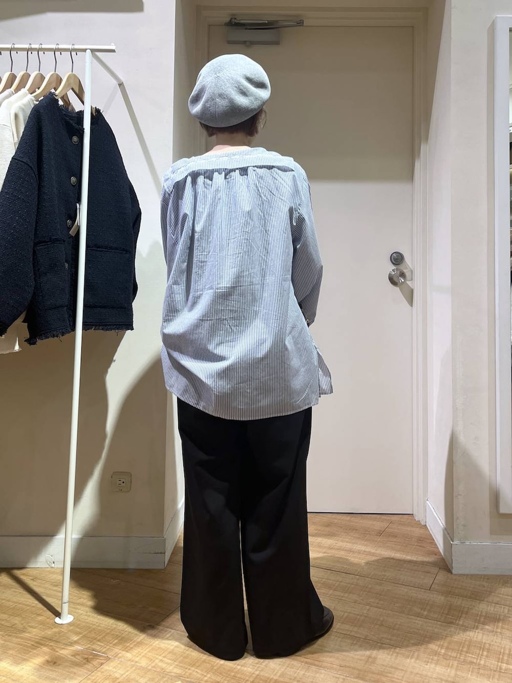 ブルー系のTシャツ/カットソー、ブラック系のスラックス、ブラック系のショルダーバッグを着用したレディースの冬コーディネートの4枚目の写真