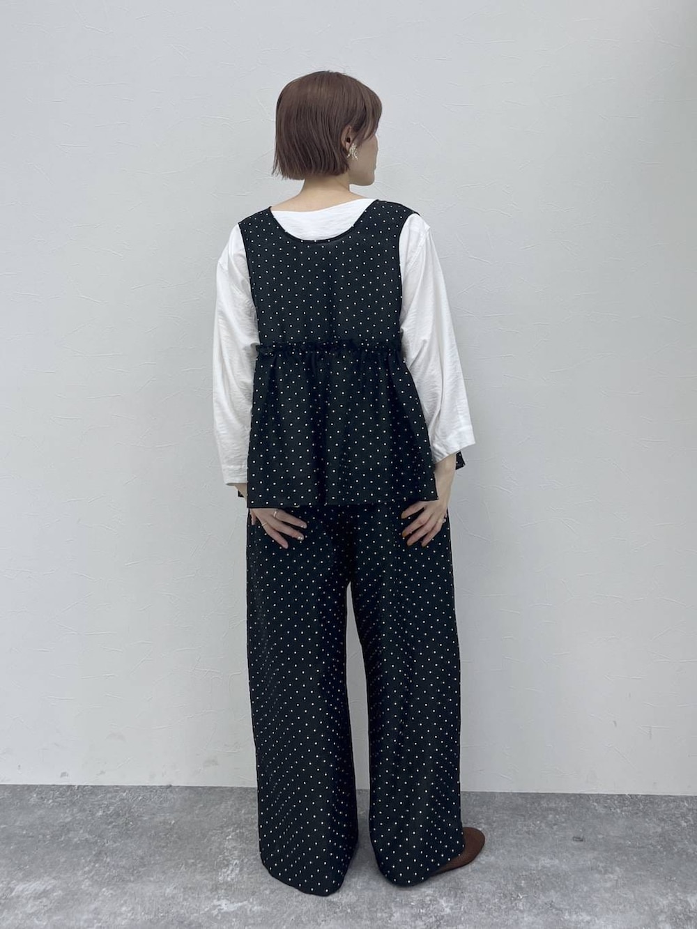 ブルー系のブルゾン、ブラウン系のパンプス、ホワイト系のシャツ/ブラウスを着用したレディースの春コーディネートの7枚目の写真