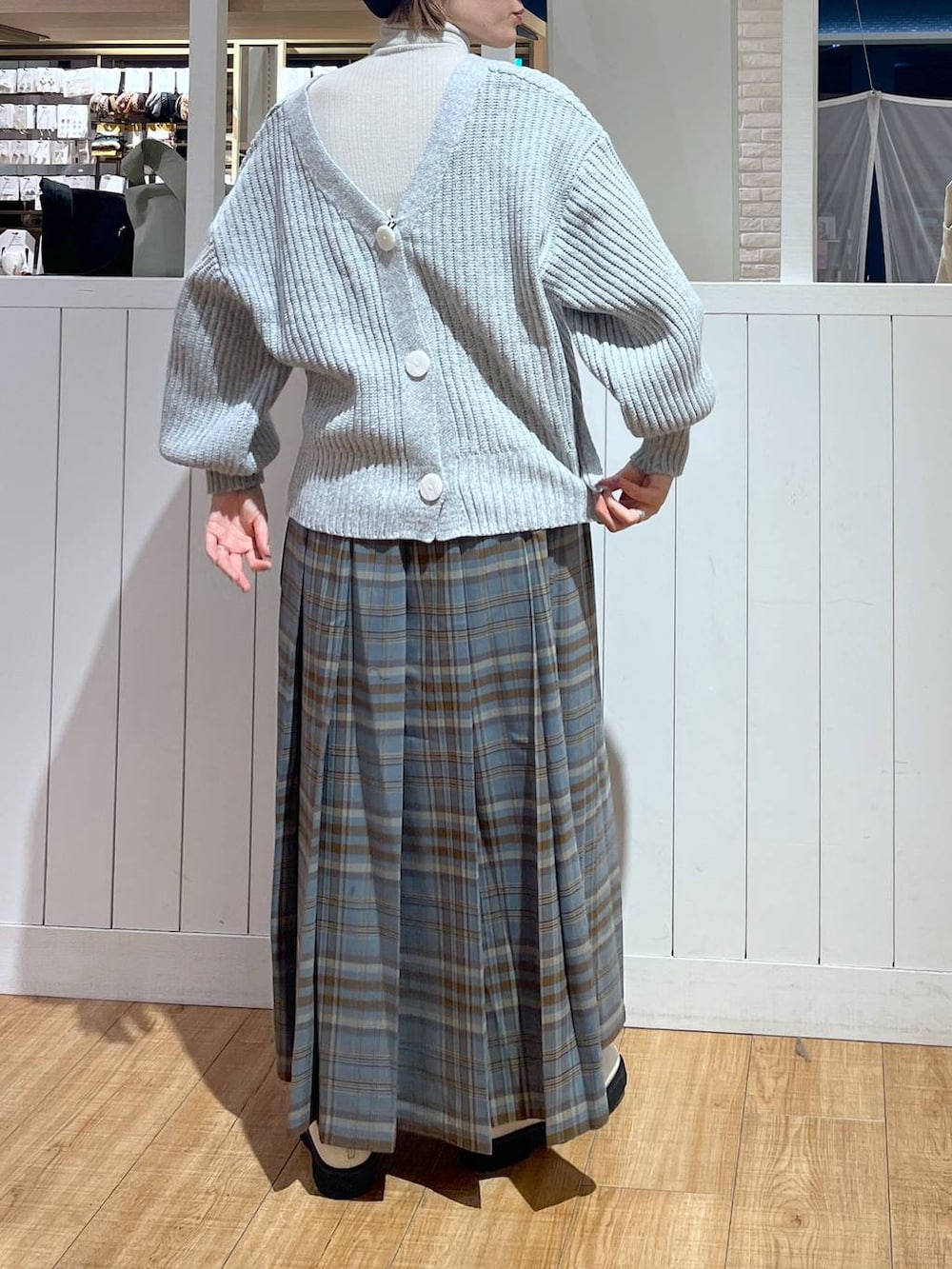 その他のスカート、ベージュ系のブーツ、ベージュ系のショルダーバッグを着用したレディースの冬コーディネートの5枚目の写真