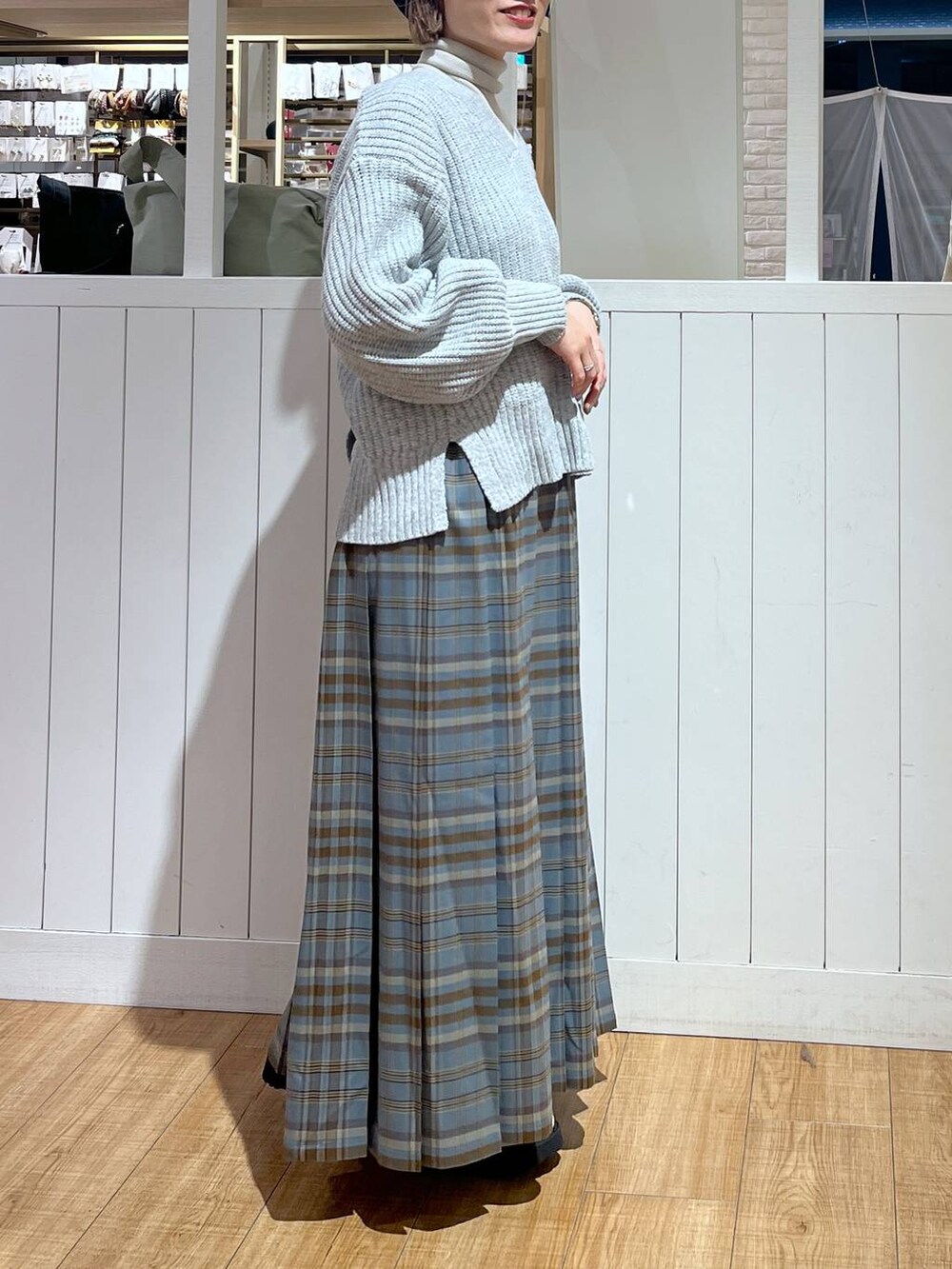 その他のスカート、ベージュ系のブーツ、ベージュ系のショルダーバッグを着用したレディースの冬コーディネートの6枚目の写真