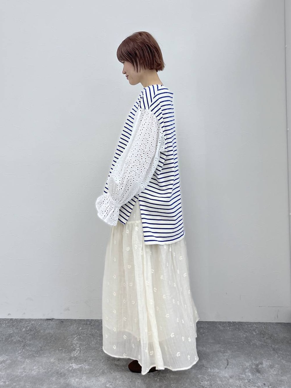 ブラウン系のパンプス、ホワイト系のTシャツ/カットソーを着用したレディースの春コーディネートの3枚目の写真