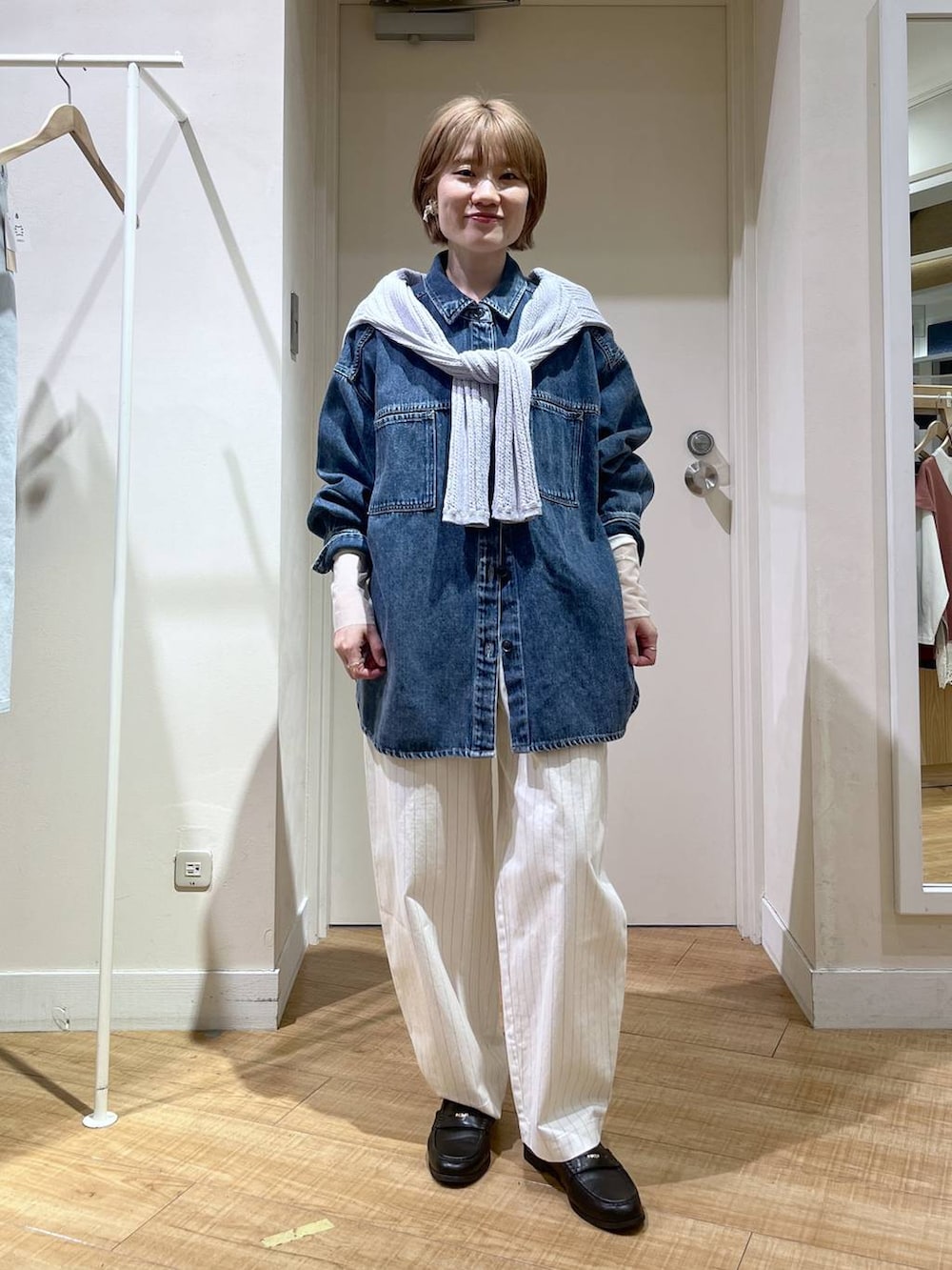 ホワイト系のTシャツ/カットソー、ベージュ系のシャツ/ブラウス、その他のその他パンツを着用したレディースの春コーディネートの2枚目の写真