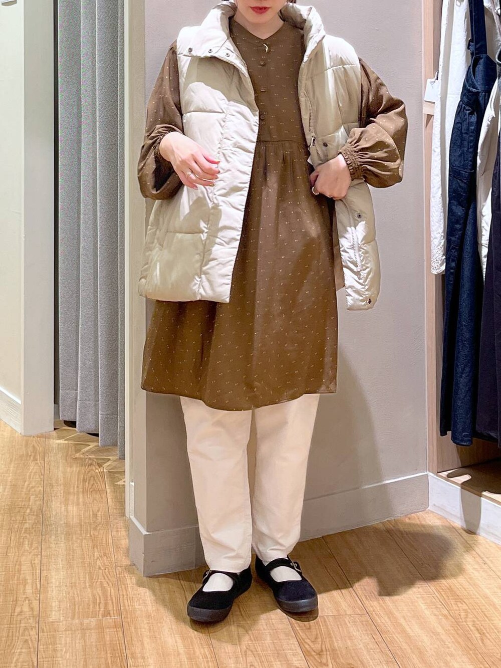 ホワイト系のその他パンツ、ブラック系のスニーカー、ブラウン系のショルダーバッグを着用したレディースの秋コーディネートの4枚目の写真