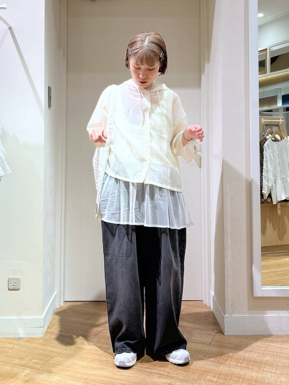 その他のタンクトップ、ブラック系のデニムパンツ、ベージュ系のシャツ/ブラウスを着用したレディースの夏コーディネートの2枚目の写真