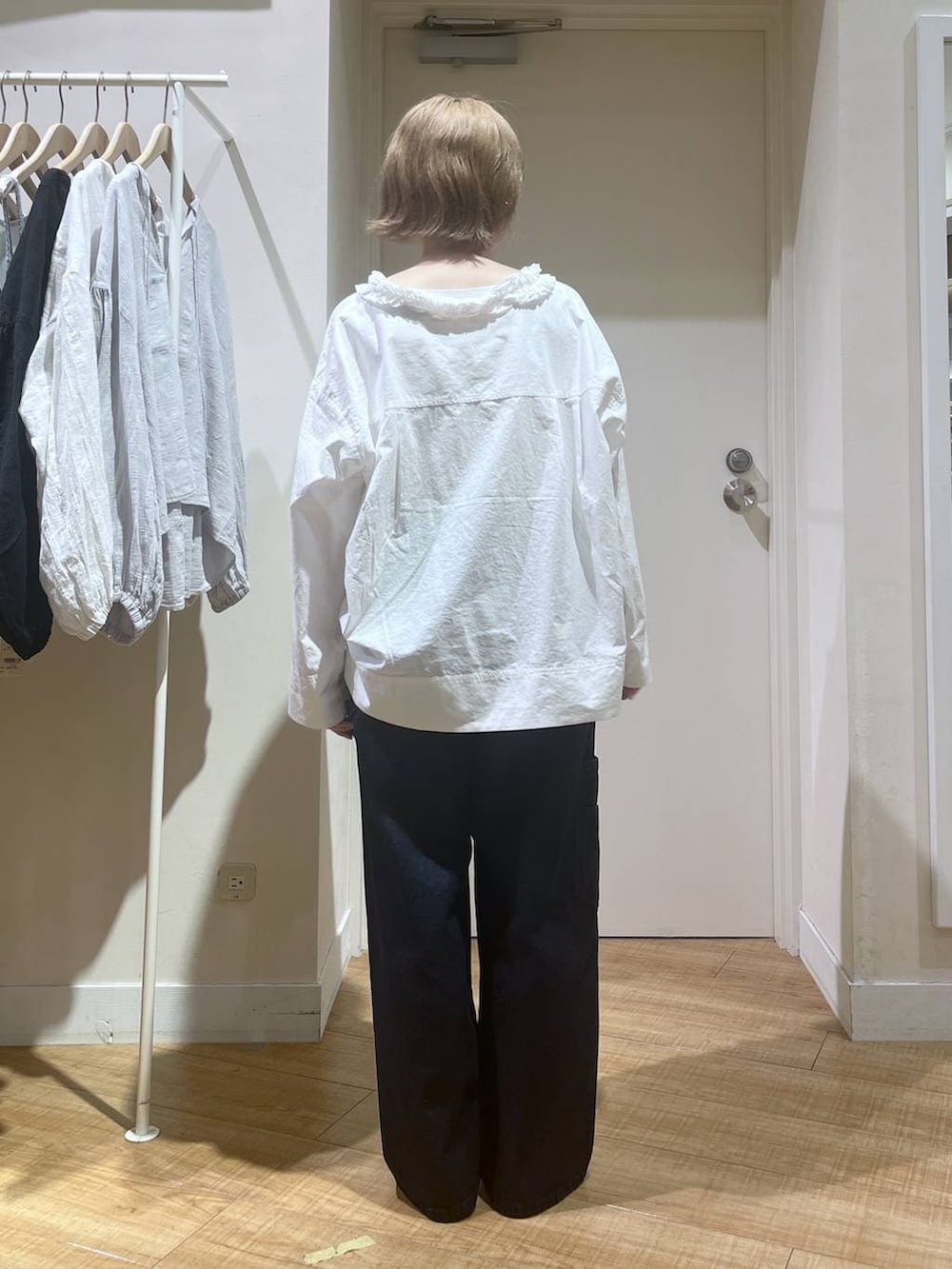 ホワイト系のシャツ/ブラウス、ブラック系のローファー、ブルー系のその他パンツを着用したレディースの春コーディネートの6枚目の写真