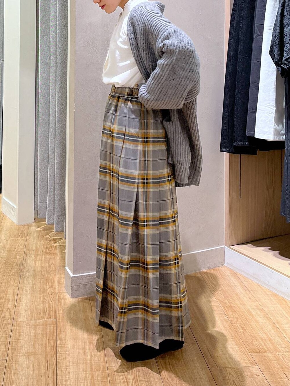 グレー系のその他アウター、ベージュ系のバックパック/リュック、ブラック系のパンプスを着用したレディースの秋コーディネートの5枚目の写真