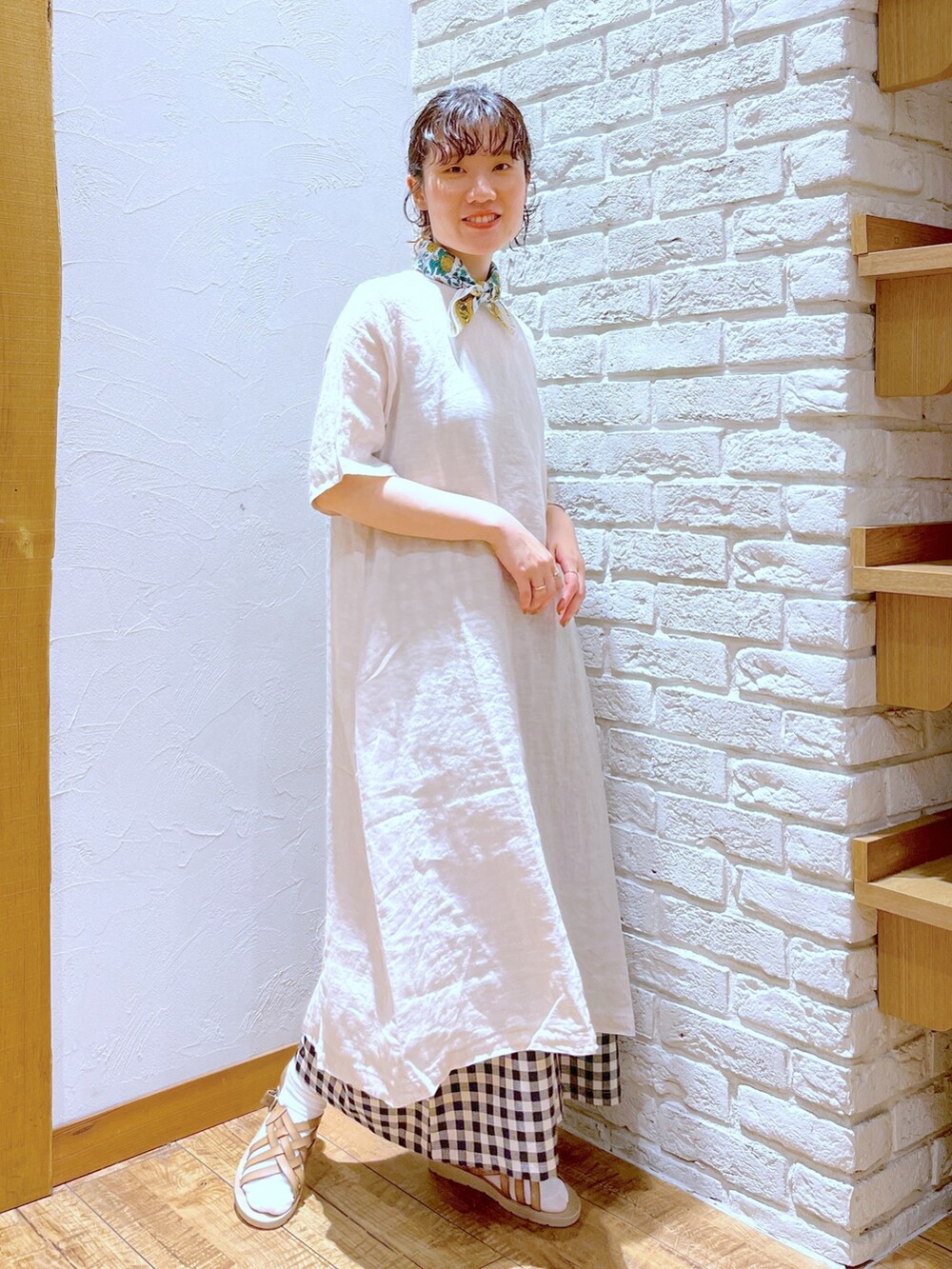 その他のその他パンツ、イエロー系のトートバッグ、ベージュ系のサンダルを着用したレディースの春コーディネートの2枚目の写真