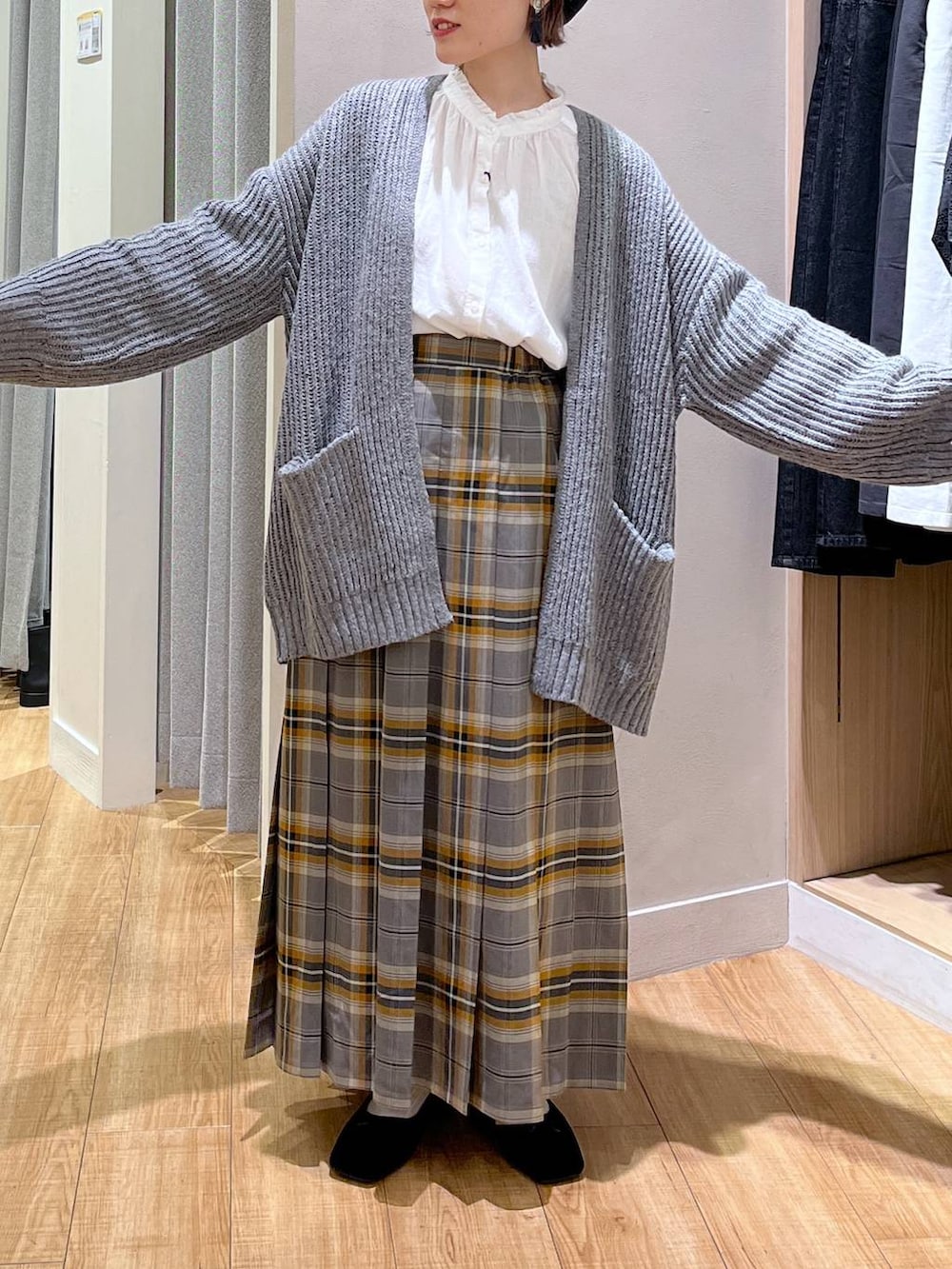 グレー系のその他アウター、ベージュ系のバックパック/リュック、ブラック系のパンプスを着用したレディースの秋コーディネートの3枚目の写真