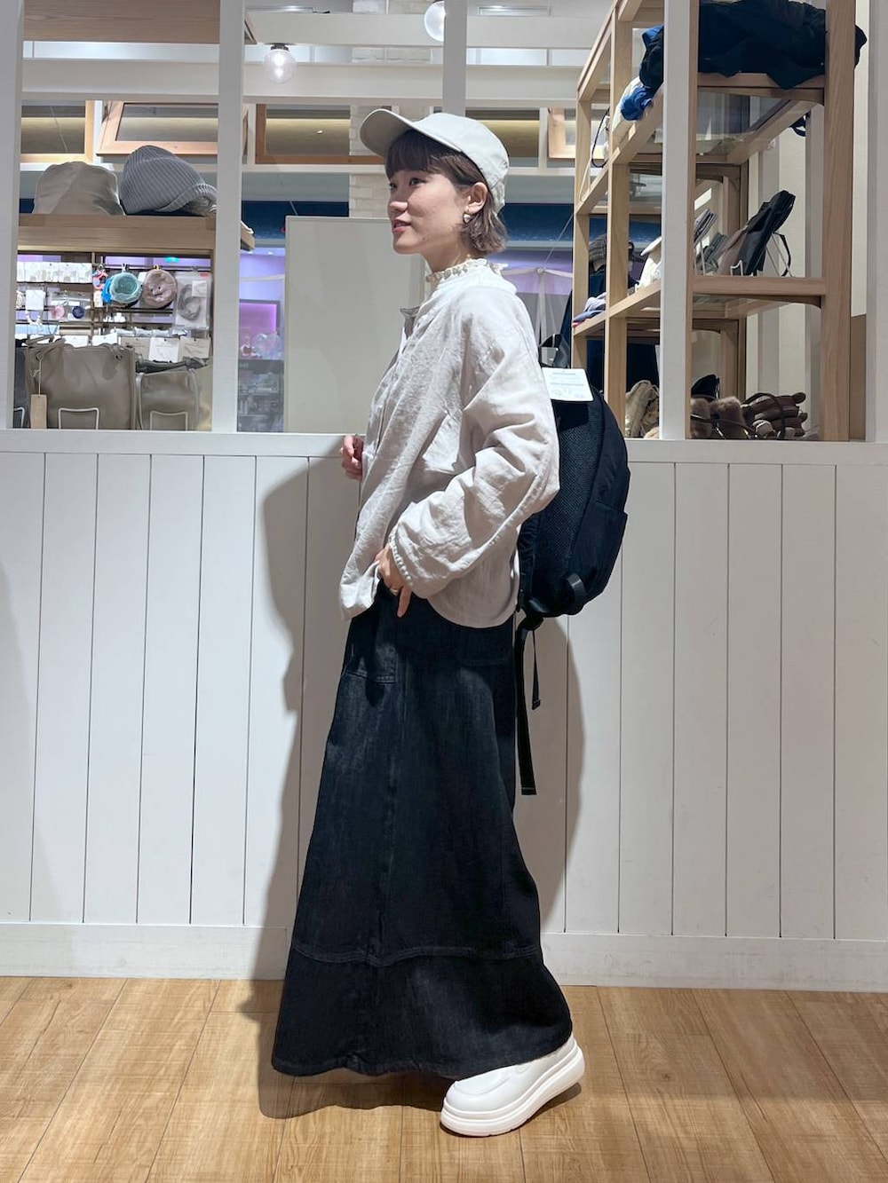 「カジュアル、ワントーン、ゆったり、クリップデニム_studio CLIP、クリップスタッフ_studio CLIP、studio CLIP、ワイドパンツ、デニムパンツ、秋コーデ、セールおすすめコーデ_studio CLIP、骨格ウェーブ」|「studio CLIPのシアーリネンコットンダブルフロントブラウス(シャツ/ブラウス、グレー系)」を使った、miyuさん(レディース・157cm)の秋コーディネートの2枚目の写真