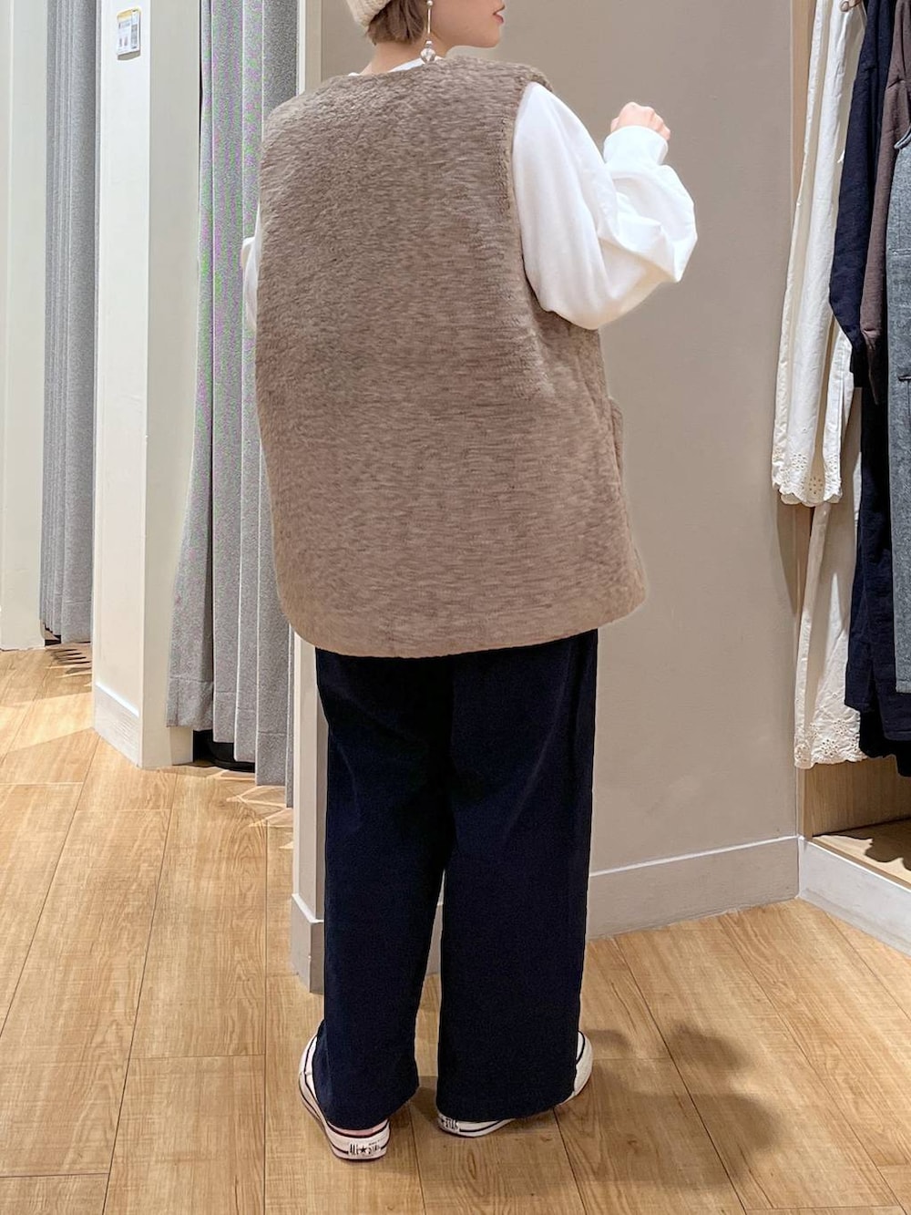 ブルー系のその他パンツ、ベージュ系のベスト、ベージュ系のニットキャップ/ビーニーを着用したレディースの秋コーディネートの3枚目の写真