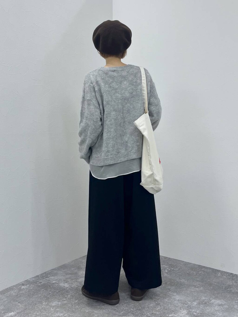 ブラック系のスーツセット、ブラウン系のモカシン/デッキシューズ、ブラウン系のハンチング/ベレー帽を着用したレディースの秋コーディネートの4枚目の写真