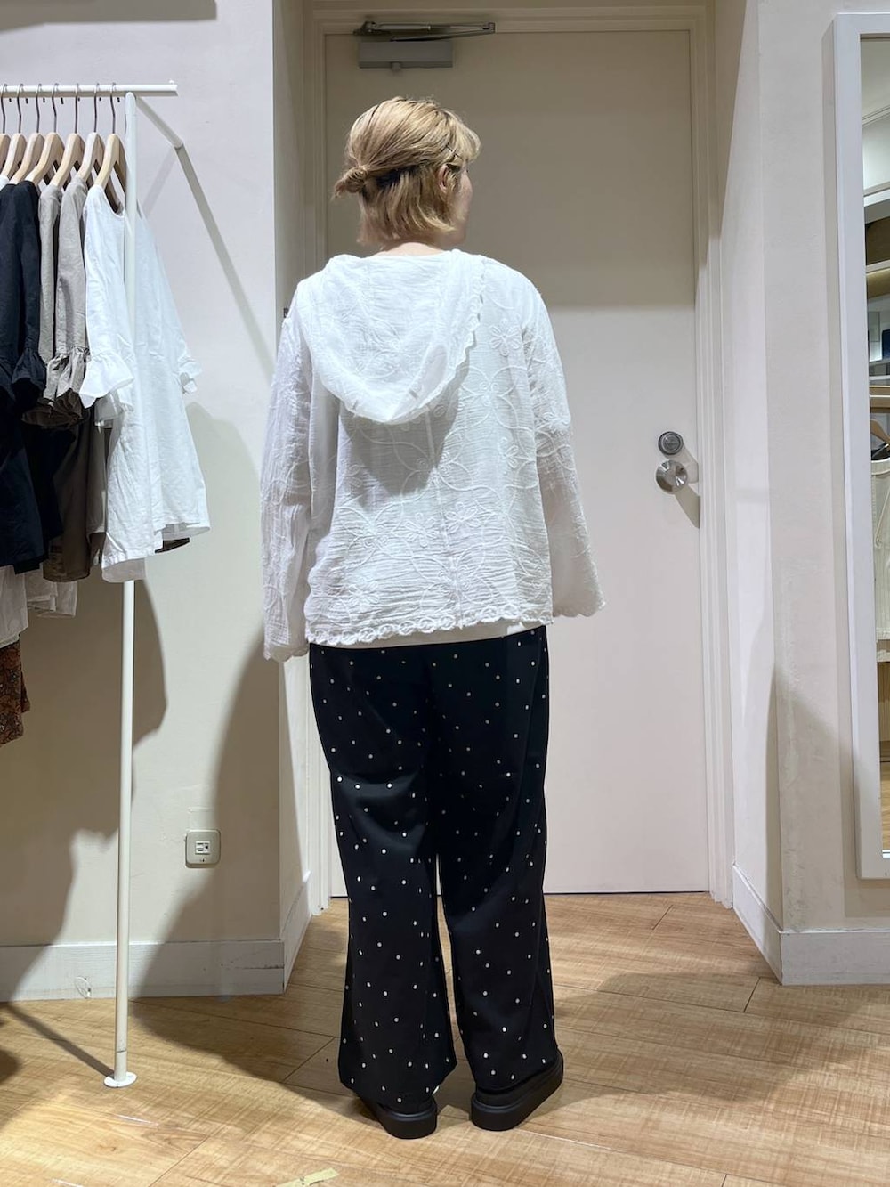 ホワイト系のシャツ/ブラウス、ブラック系のサンダル、その他のその他パンツを着用したレディースの夏コーディネートの3枚目の写真