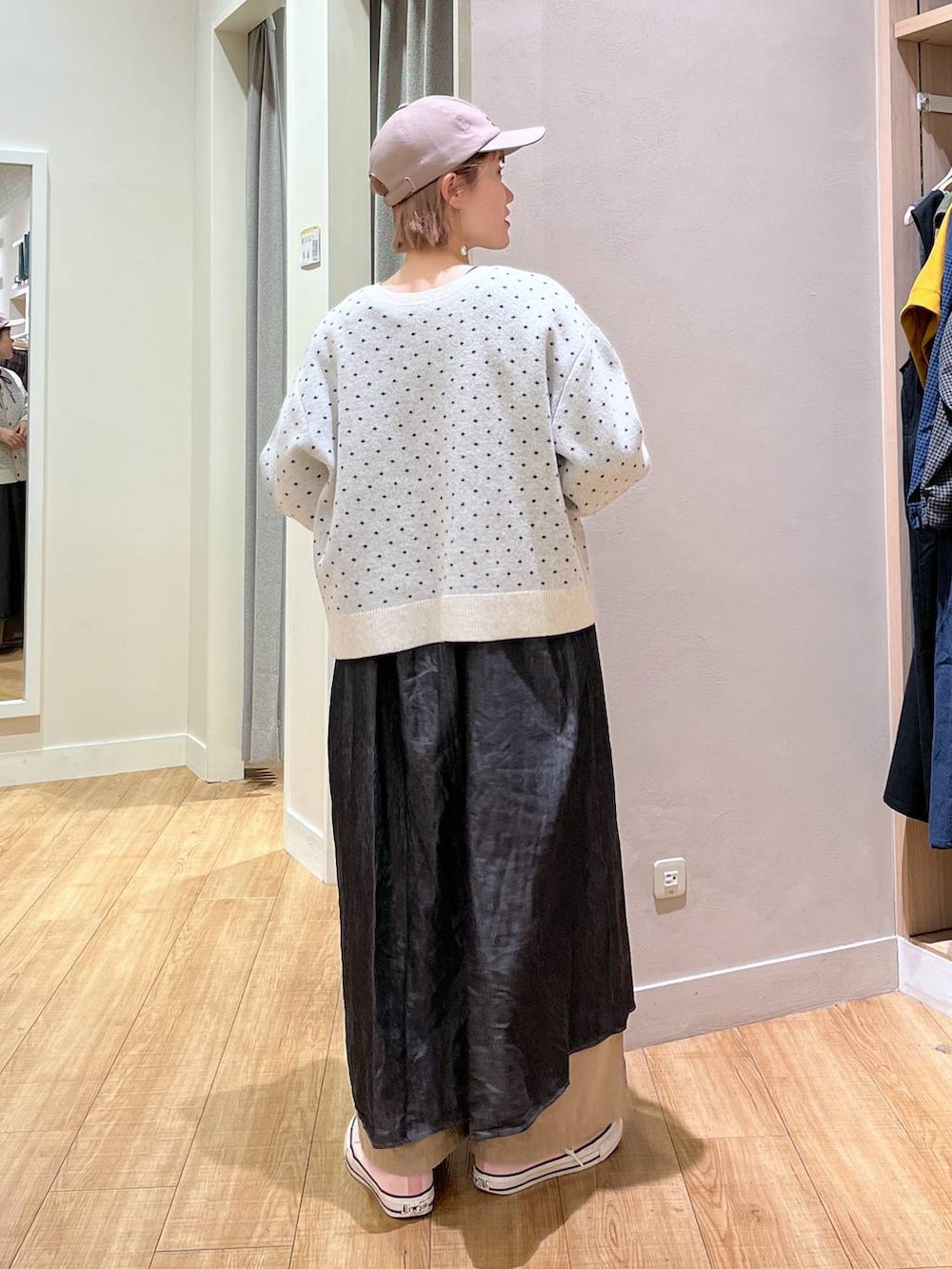 ブラック系のワンピース、ベージュ系のモッズコート、ベージュ系のショルダーバッグを着用したレディースの春コーディネートの6枚目の写真