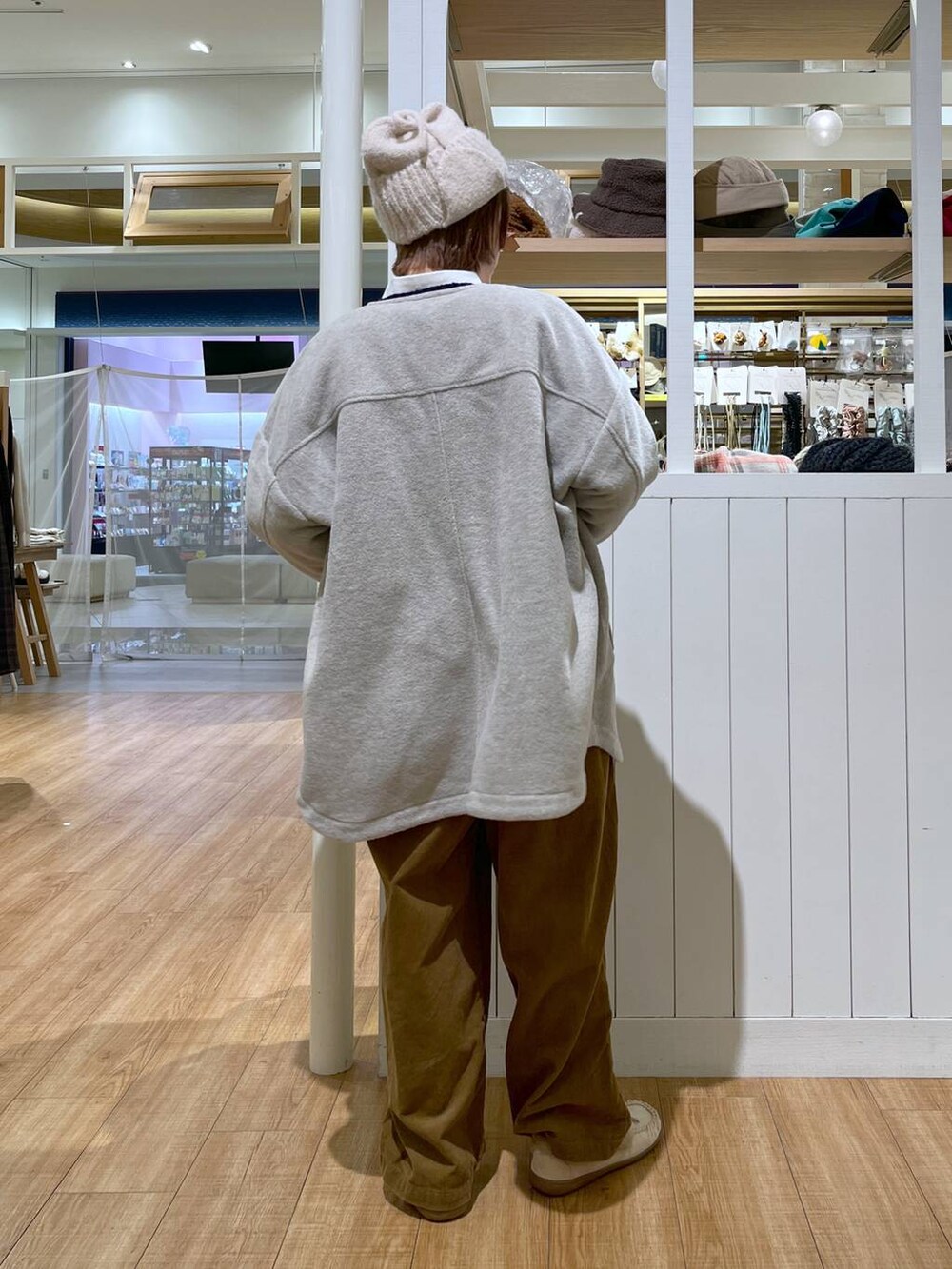 ホワイト系のシャツ/ブラウス、ベージュ系のその他パンツ、ベージュ系のモカシン/デッキシューズを着用したレディースの秋コーディネートの4枚目の写真