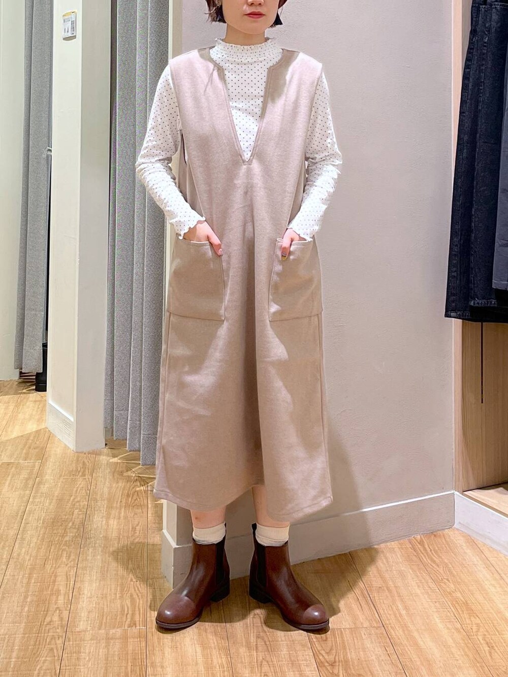 その他のTシャツ/カットソー、ブラウン系のブーツ、グレー系のカーディガン/ボレロを着用したレディースの秋コーディネートの4枚目の写真